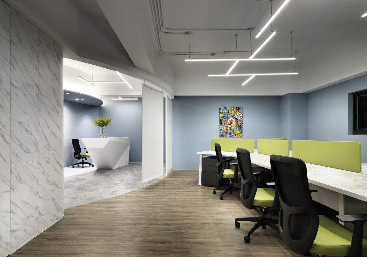 商业空间设计：游走光影律动的工作日常！俐落现代风形塑强烈设计感的办公空间