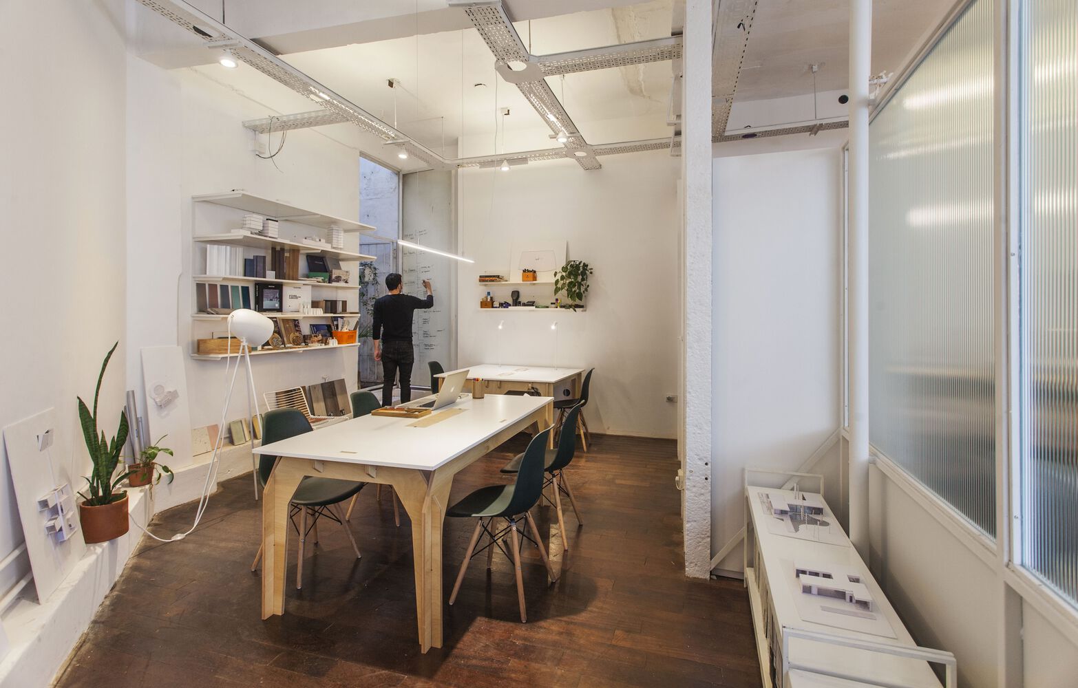 商业空间设计：建筑设计师和陶艺师融合的质朴工作室设计