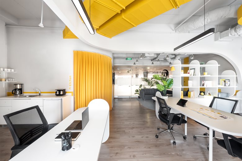 容纳不同工作场景黄白色小型办公室设计